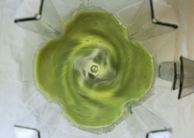 blending green smoothie jug